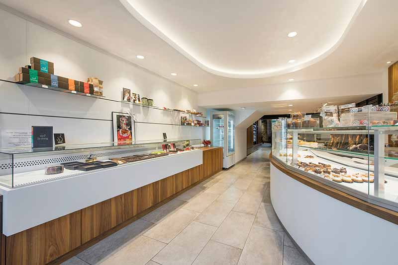 Agencement sur-mesure d'espaces de vente, mobiliers, devantures et vitrines réfrigérées de boulangeries Agencement de boulangeries spécialiste de l'aménagement sur-mesure d'espaces de vente, mobiliers, devantures et vitrines réfrigérées pour boulangers